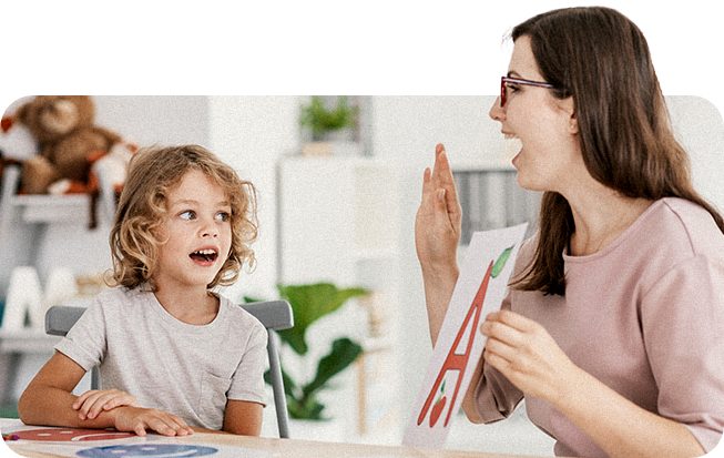 Logopädin und Kind bei einer spielerischen Übung mit Bildkarten